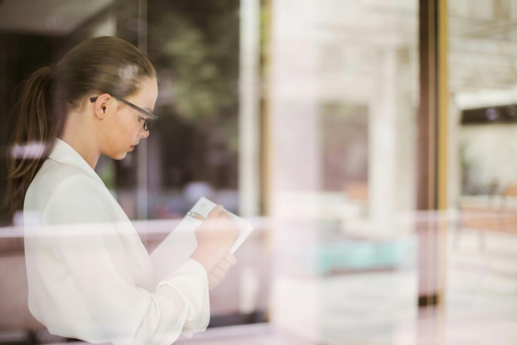 Successfully Transitioning from College to a 9-5 Job | Strategies for Young Adults