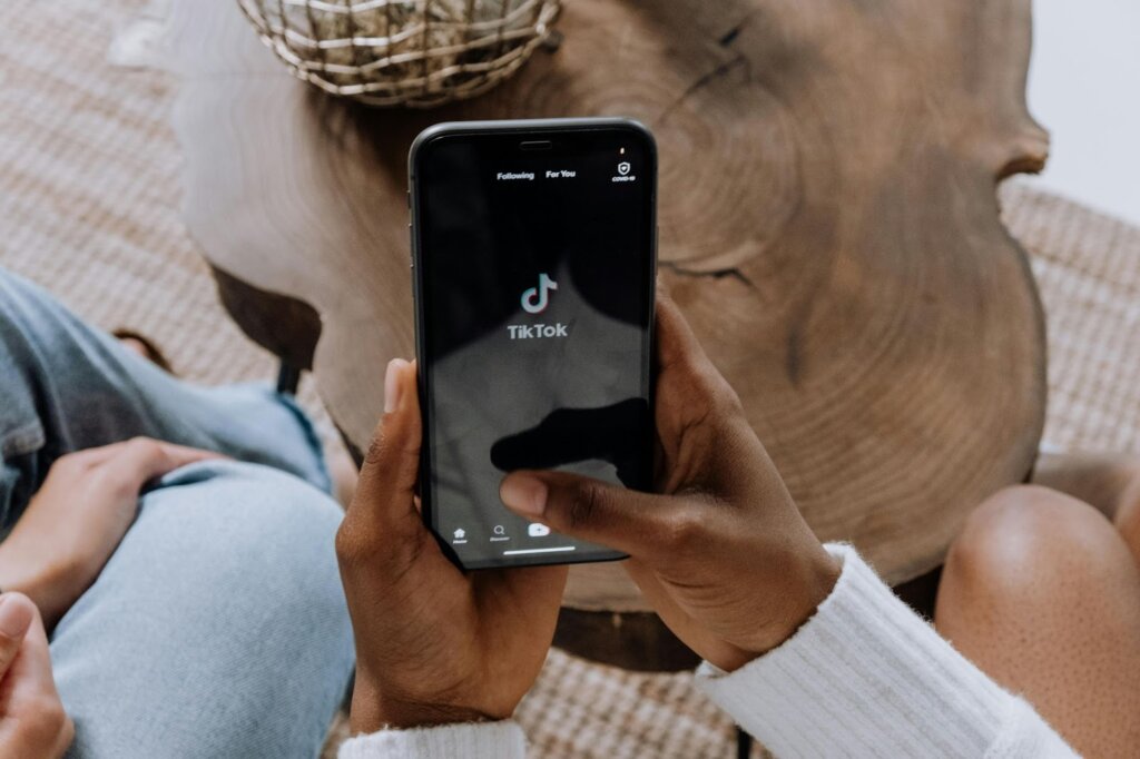 The TikTok Trap: How Smartphone Use Before Bedtime Affects Sleep